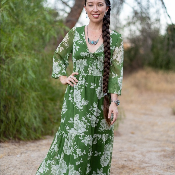 Beautiful Patrons of Peace dress - Picture 3 of 4